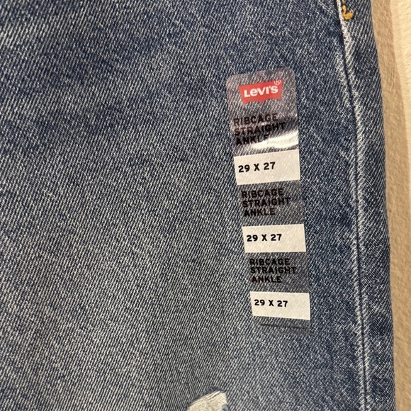 Levi's Women’s Ribcage Straight Ankle Jeans - Picture 3 of 7